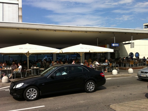 Wiener Flughafen Rampe - zugepflastert mit Schanigarten und eng.