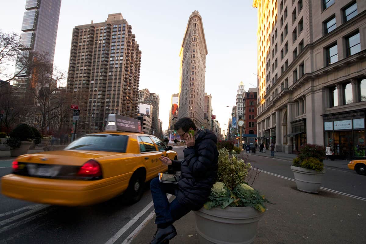 Am Madison Square Park beim Flatiron Building - schnell mal einen Anruf entgegen nehmen und für eine Buchung zu Neujahr ein Angebot verschicken. Peak Preise, versteht sich!