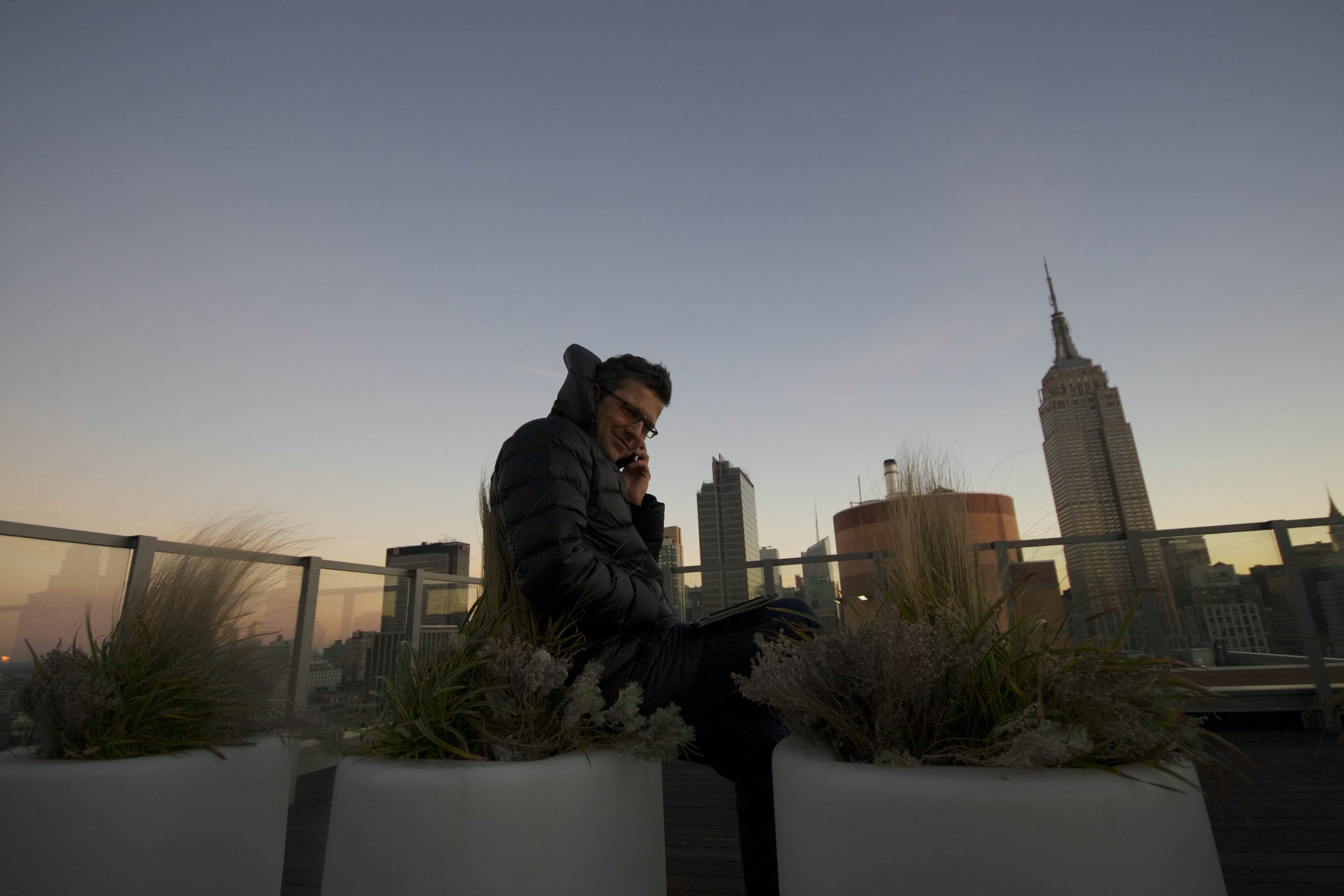 Midtown Roof-Topping. Schnell noch einen Blick auf die Rechnungsliste in der online Hotelsoftware