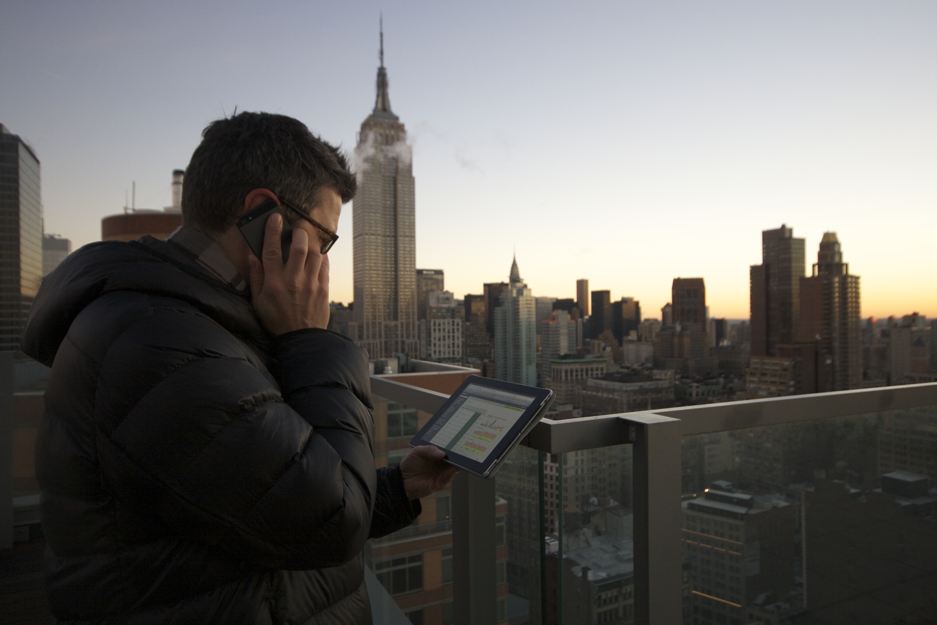 Mit dem Empire State Building im Hintergrund die Prognosen in der Hotelsoftware ansehen