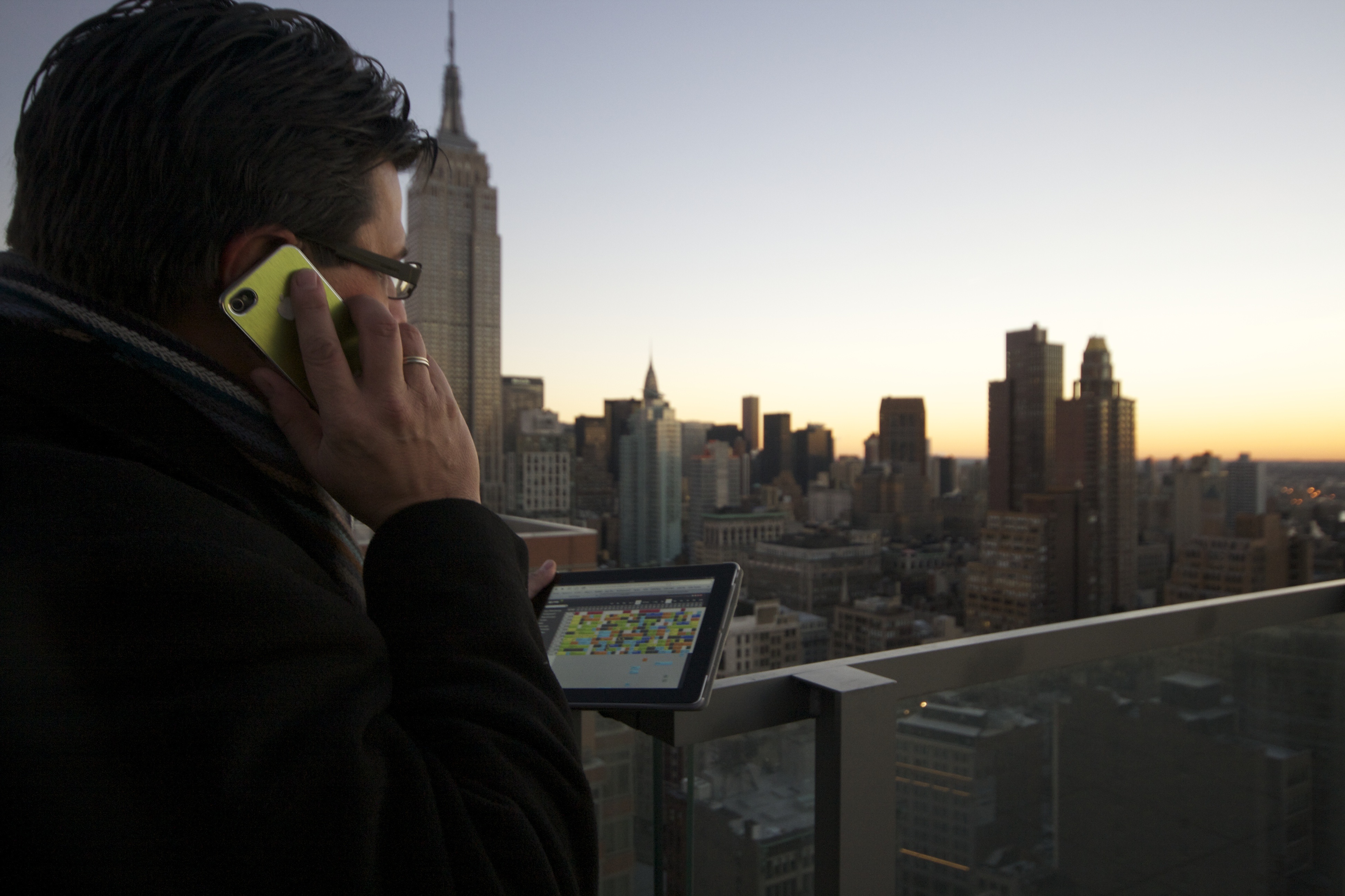 Ein kurzes Telefonat und einen Blick auf den Belegungsplan in Midtown Manhattan, mit dem Blick auf das Empire State Buildung und dem Chrysler