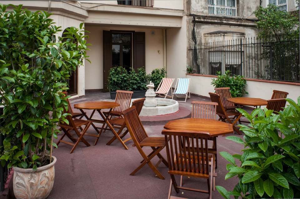Die große Dachterasse des Hotel Mihlton Barcelonas