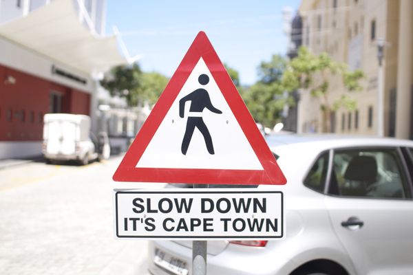 Slow Down - It's Capetown - Strassenschild in Kapstadt